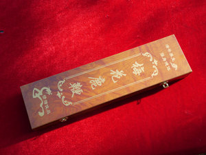 正宗梅花鹿鹿鞭是非常稀有的珍贵保健品，能补肾精，壮肾阳，益精，强腰膝。临床上主要用于性功能障碍，对阳痿，早泄，慢性睾丸炎。妇女不孕，产后无乳有显著特效。健康人使用后可增强体质，提高生活质量，重新找回自信浪漫。