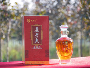 鹿老大牌系列鹿茸血酒是公司与湖北农业大学生命科技学院校企联合，由华农大资深专家教授结合现代人体生命科学的最新成果，精心研制的科学配方，采用纯粮酒及极具生命价值的梅花鹿鹿茸、鹿茸血辅以十九味保健食材，经科学萃取，提炼精制而成。具有抗疲劳，耐缺氧，补肾壮阳，调节神经和体质，提高人体免疫功能。