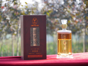 鹿老大牌系列鹿茸血酒是公司与湖北农业大学生命科技学院校企联合，由华农大资深专家教授结合现代人体生命科学的最新成果，精心研制的科学配方，采用纯粮酒及极具生命价值的梅花鹿鹿茸、鹿茸血辅以十九味保健食材，经科学萃取，提炼精制而成。具有抗疲劳，耐缺氧，补肾壮阳，调节神经和体质，提高人体免疫功能。